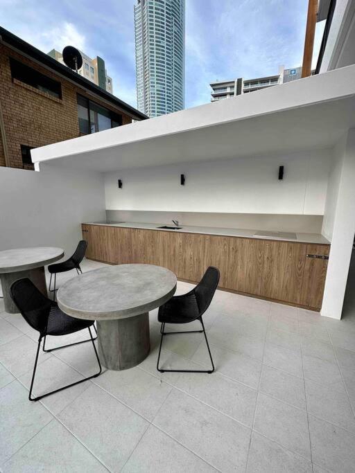 New Living In Surfers Paradise Apartment