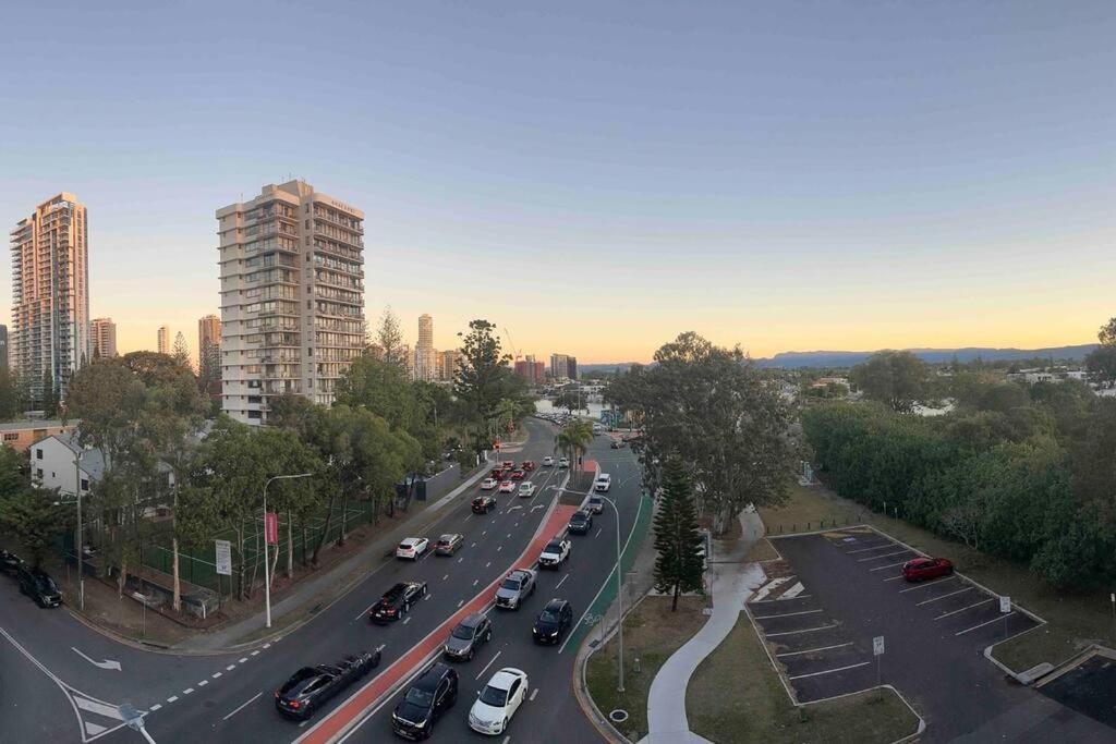 Apartment New Living In Surfers Paradise *