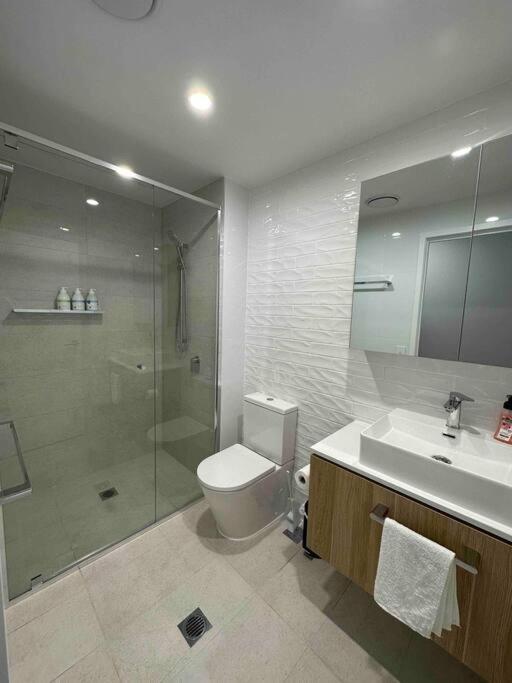 New Living In Surfers Paradise