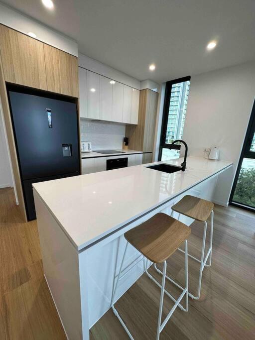 New Living In Surfers Paradise *