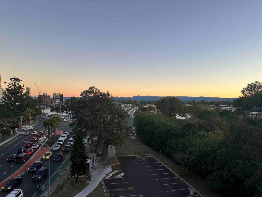 New Living In Surfers Paradise