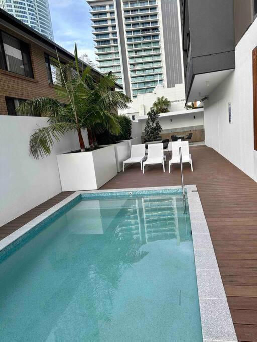 New Living In Surfers Paradise