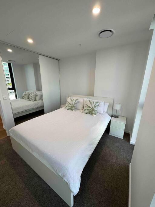 Apartment New Living In Surfers Paradise