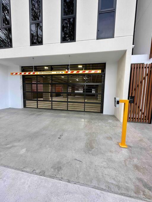 New Living In Surfers Paradise Apartment